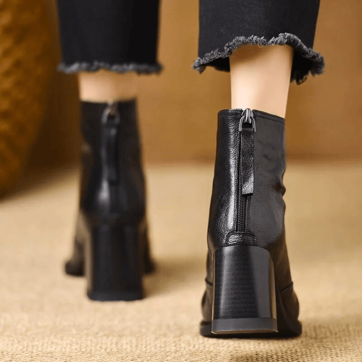 Stivali in pelle con tacco medio per comfort ed eleganza